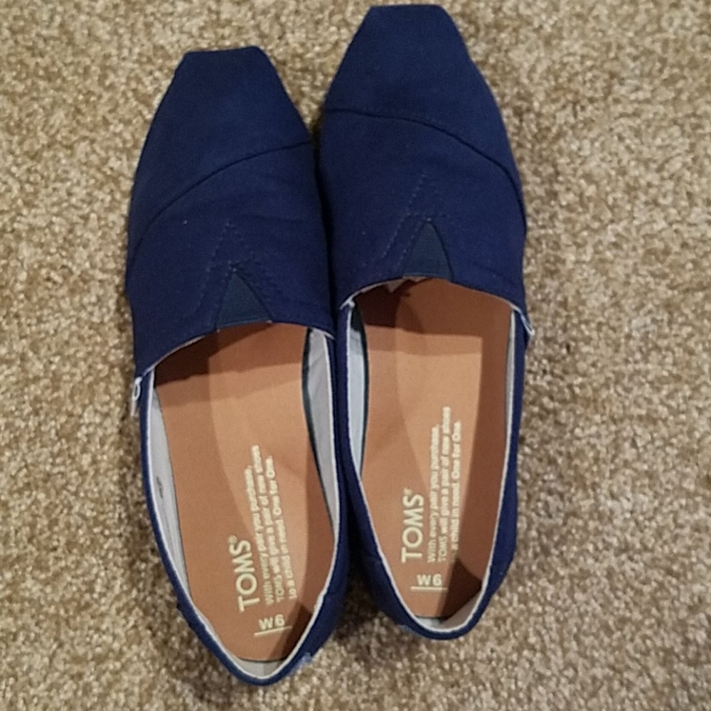 Flats navy blue size 6. Never worn.